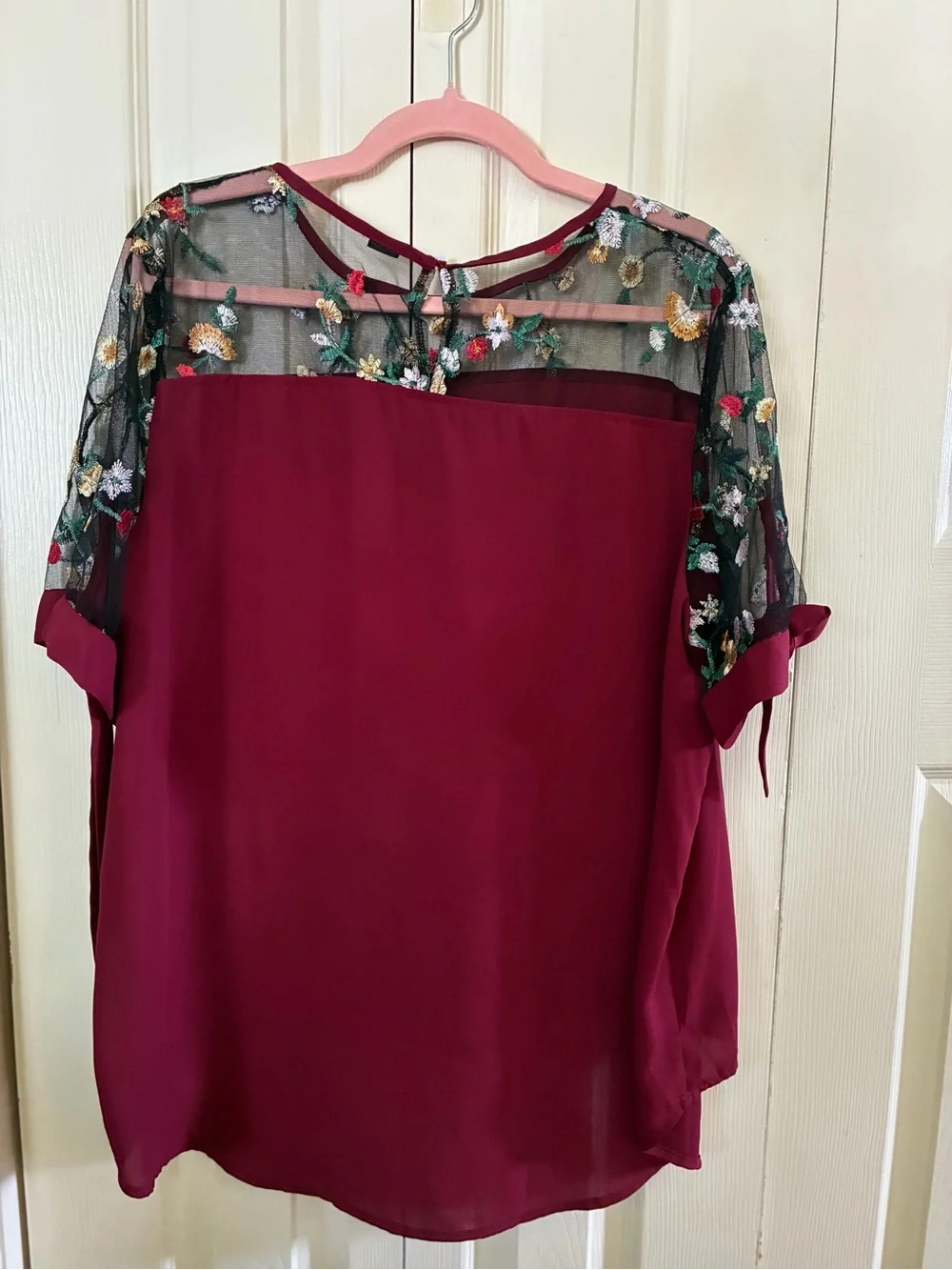 Burgandy short sleeve top with lace detailing. Sleeves have tie accent size L